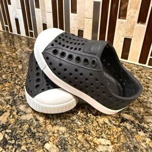 Native Jefferson Slip-On Water Sneakers Black White Toddler Unisex Size C4 EUC